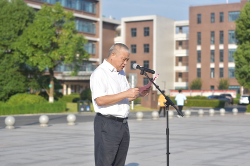 新学期第一次升国旗王书记