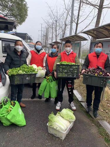 谢磊准备和志愿者一道送菜上门